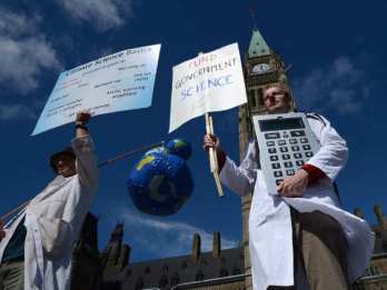 scientists-rally-on-parliament-hill-in-ottawa-on-monday-sep